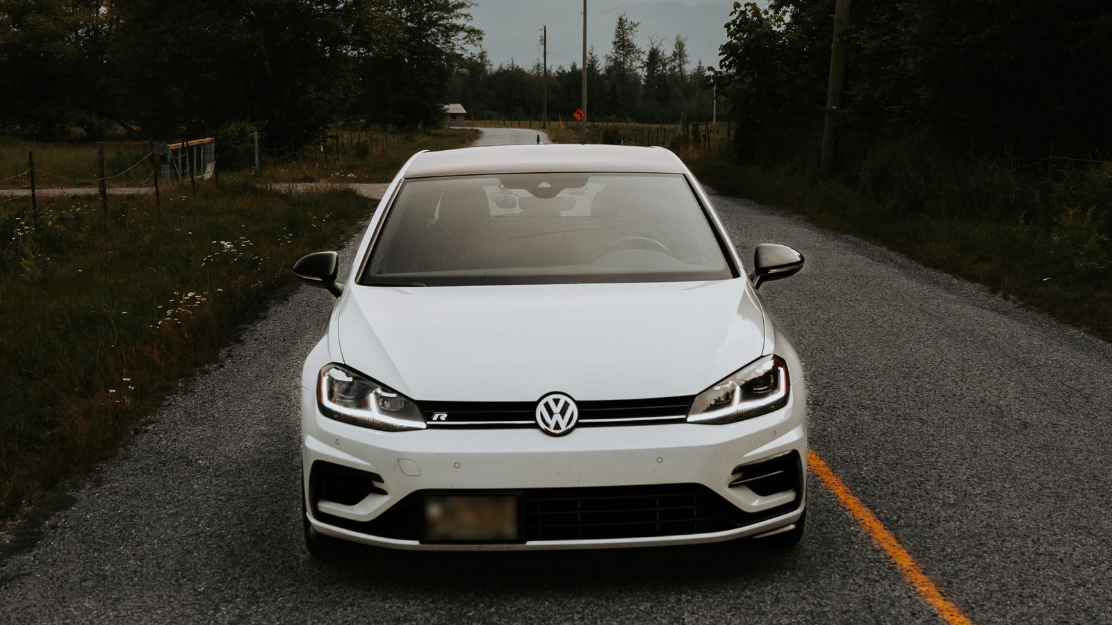 Automóvil compacto blanco estacionado en una carretera