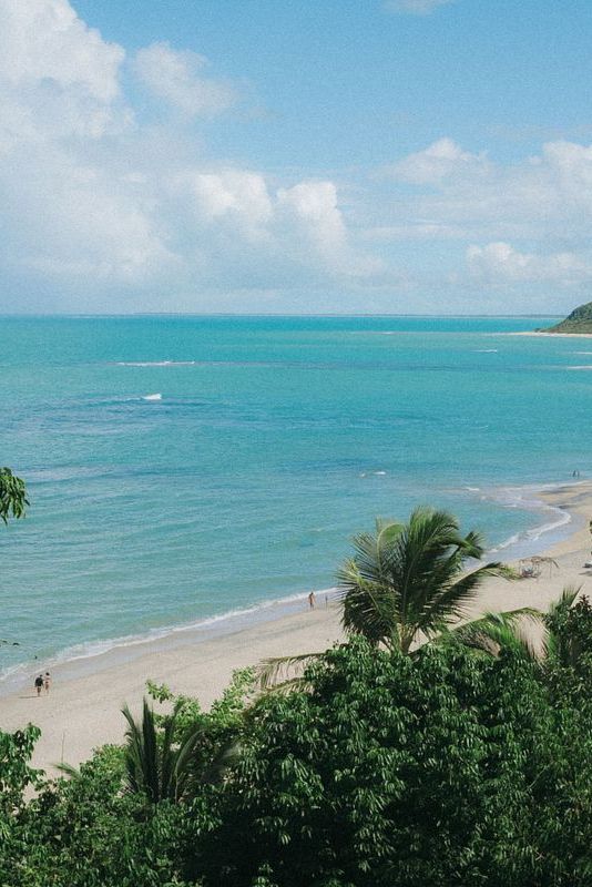 Playa y mar de Búzios junto a la vegetación costera