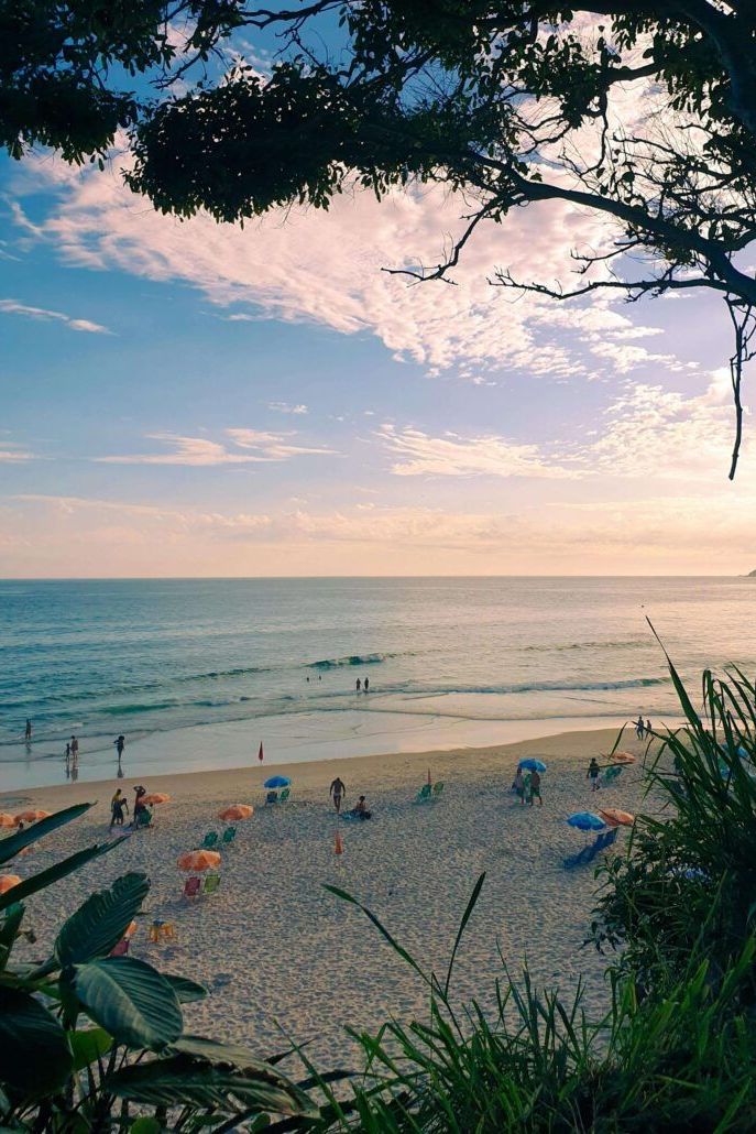 Atardecer junto al mar en una playa de Búzios