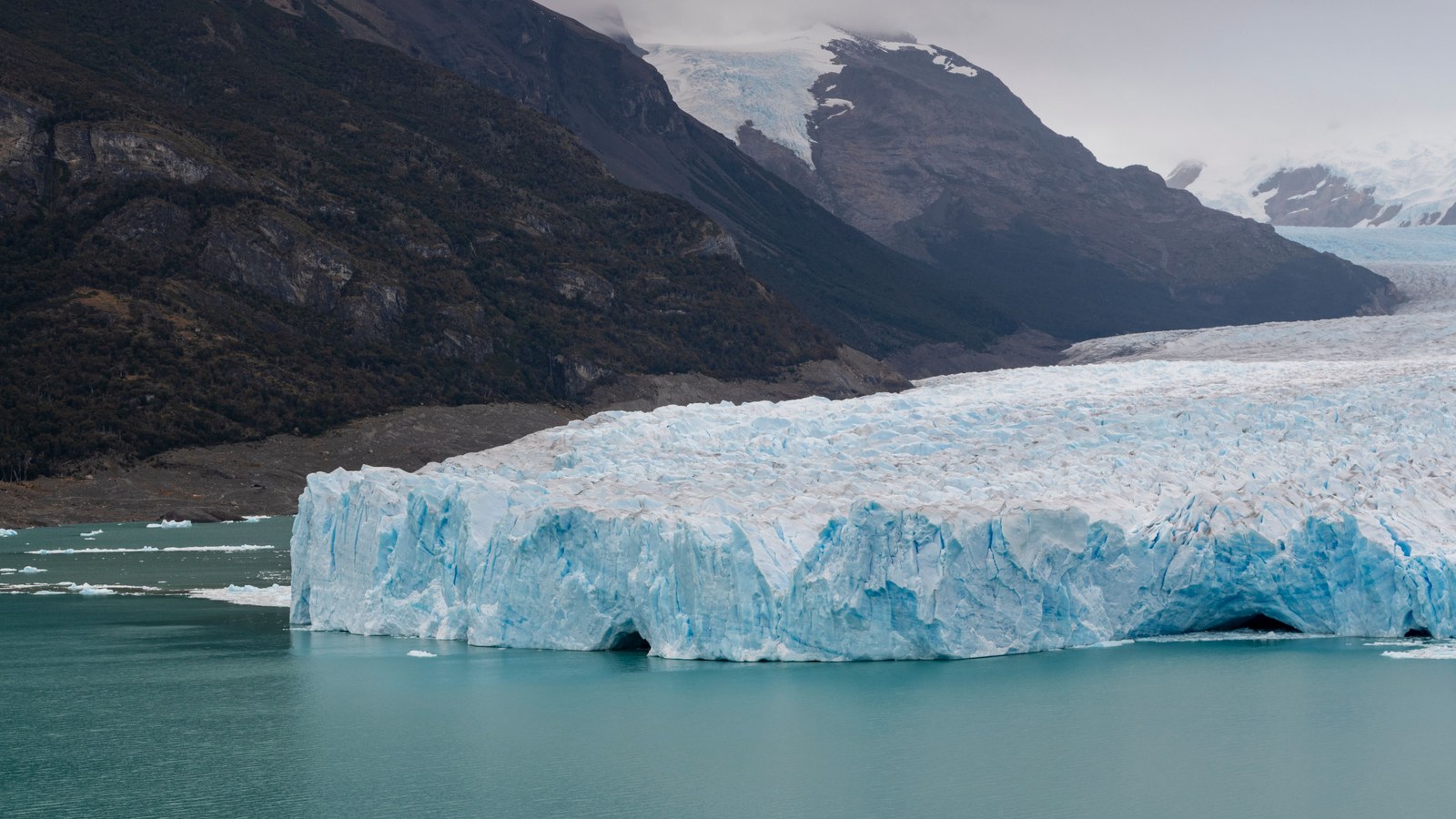 Glaciar Perito Moreno y sus aguas azules en la Patagonia argentina