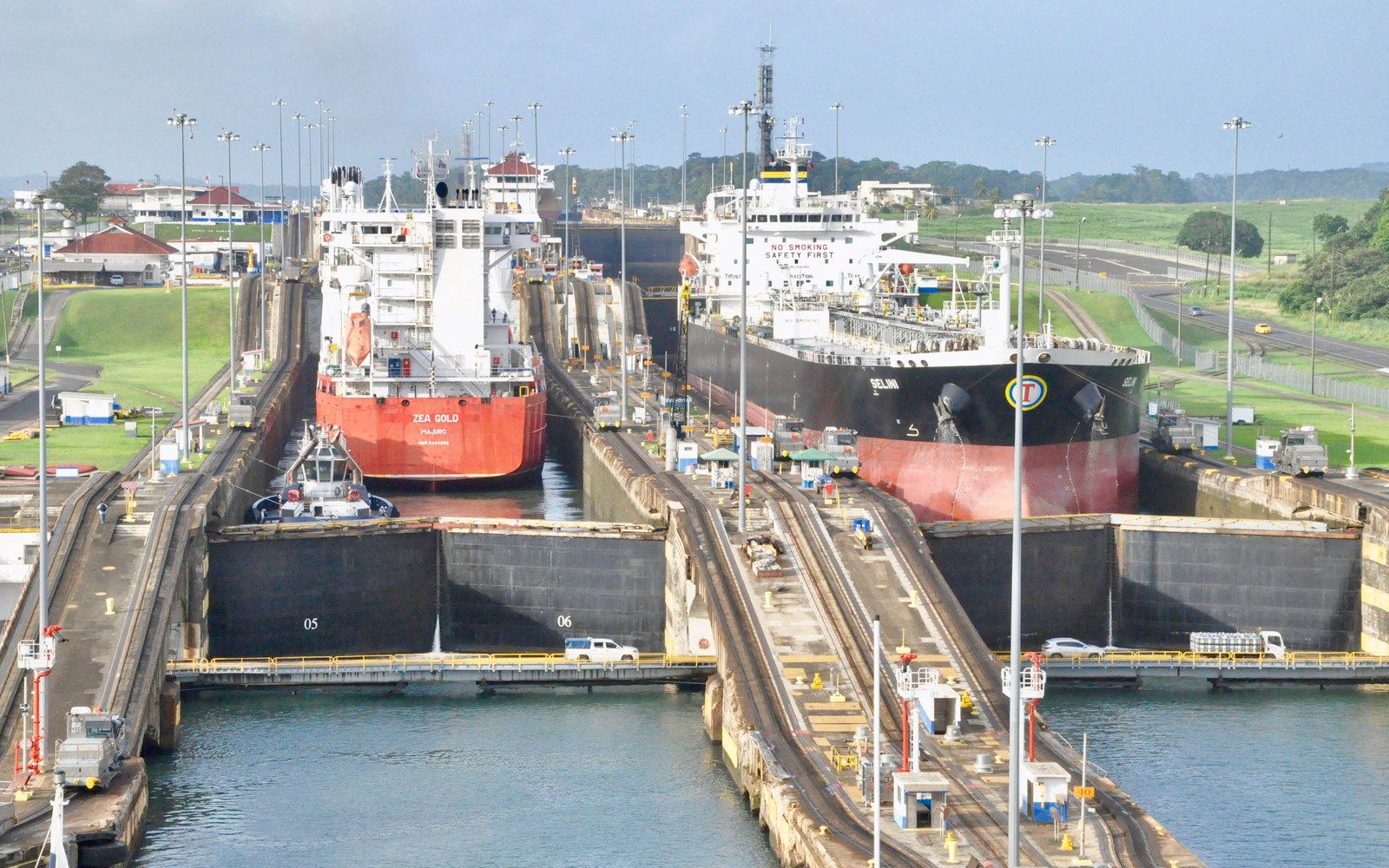 Buques atravesando las esclusas del Canal de Panamá en Colón