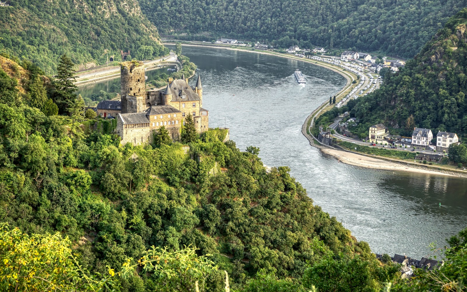 Castillo Katz sobre las laderas y el río Rin, Alemania