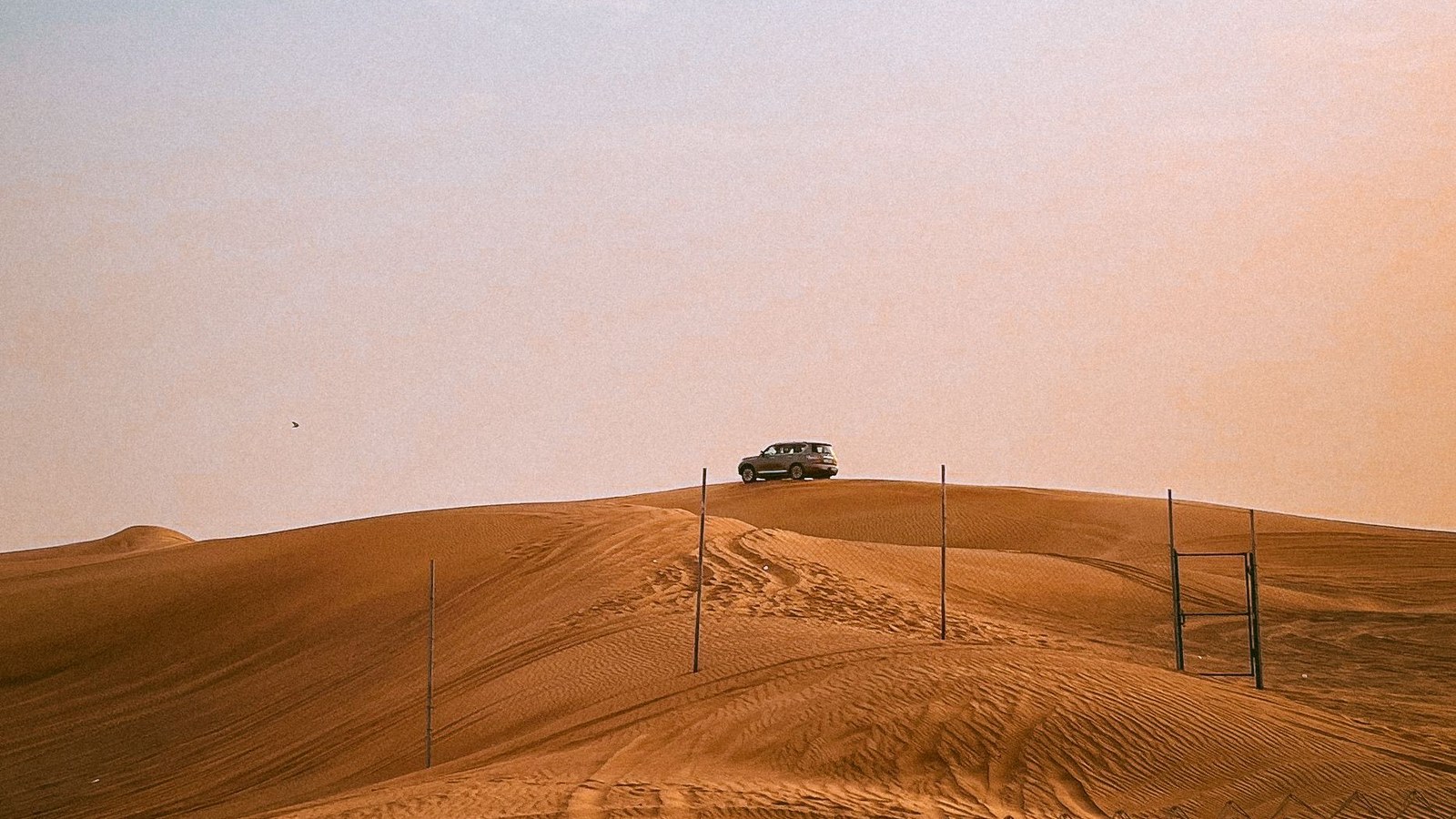 Vehículo de safari entre las dunas del desierto de Dubái