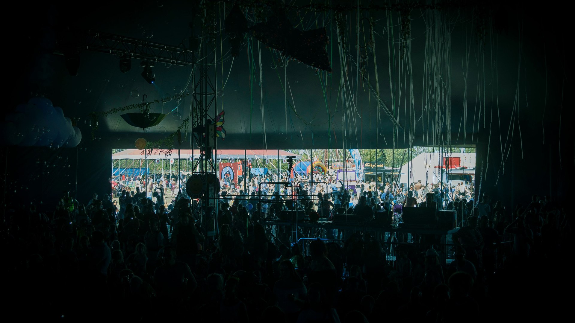 Asistentes y escenario en un festival de música