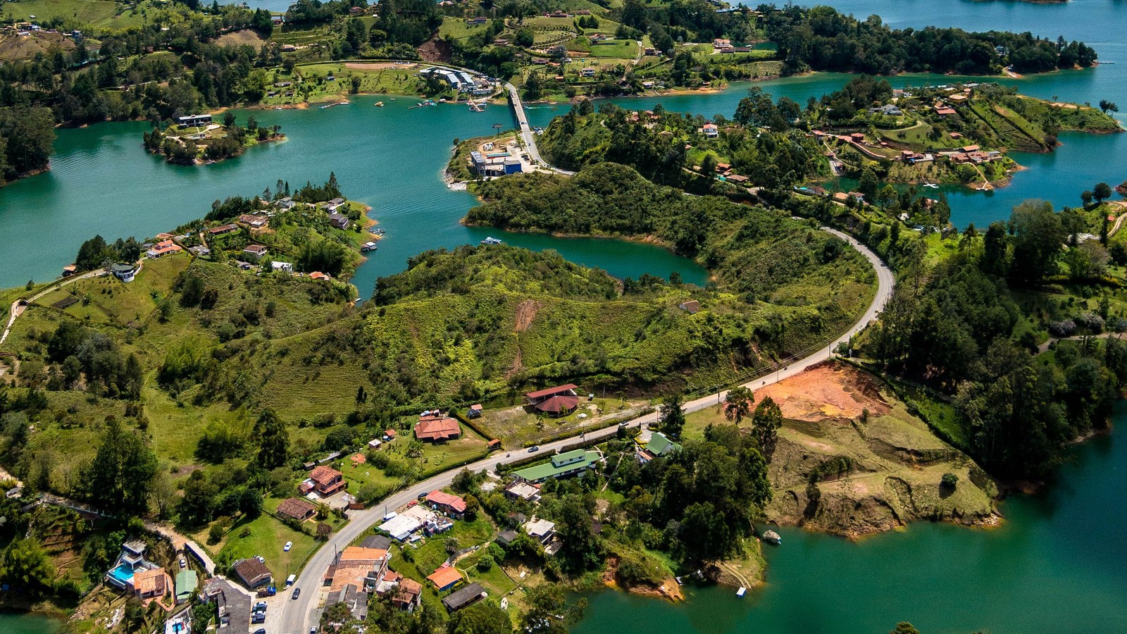 Vista aérea del embalse de Guatapé en Colombia