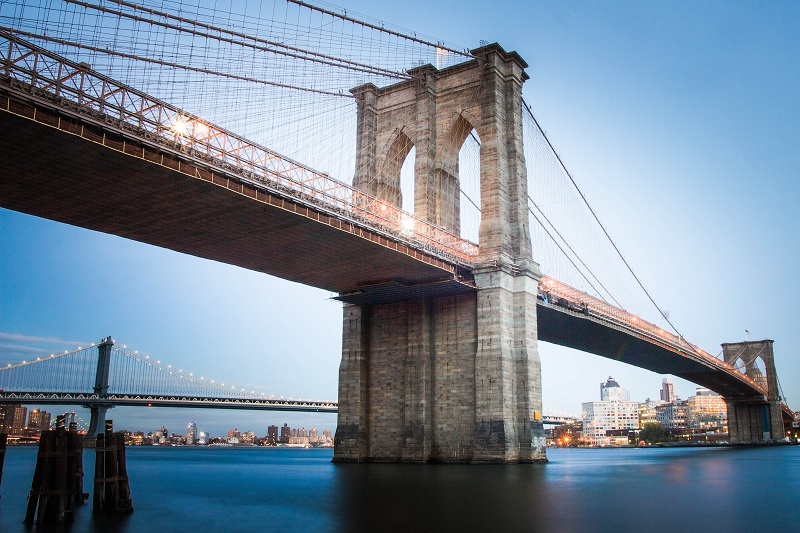 Puente de Brooklyn sobre el East River en Nueva York