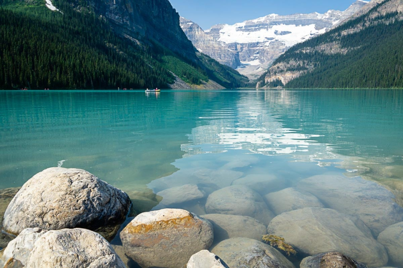 Aguas turquesas del lago Louise entre montañas de las Rocosas canadienses