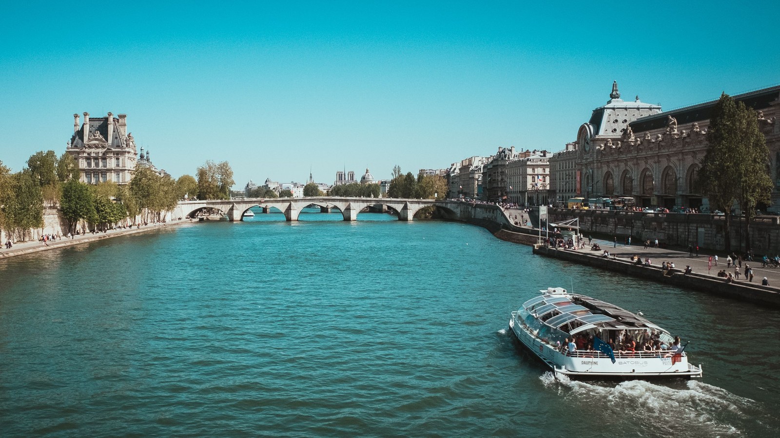 Barco de paseo por el río Sena en París