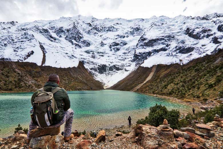 Caminata hacia la laguna Humantay en los Andes de Cusco