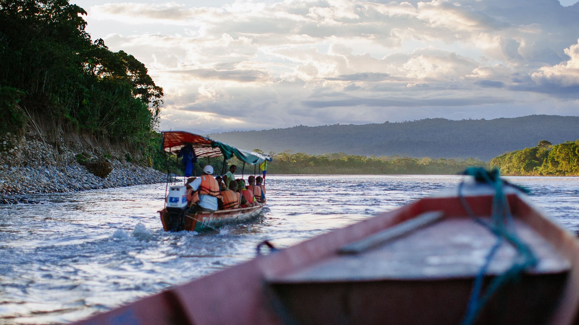 Paseo en embarcación por el río Napo en la Amazonía ecuatoriana