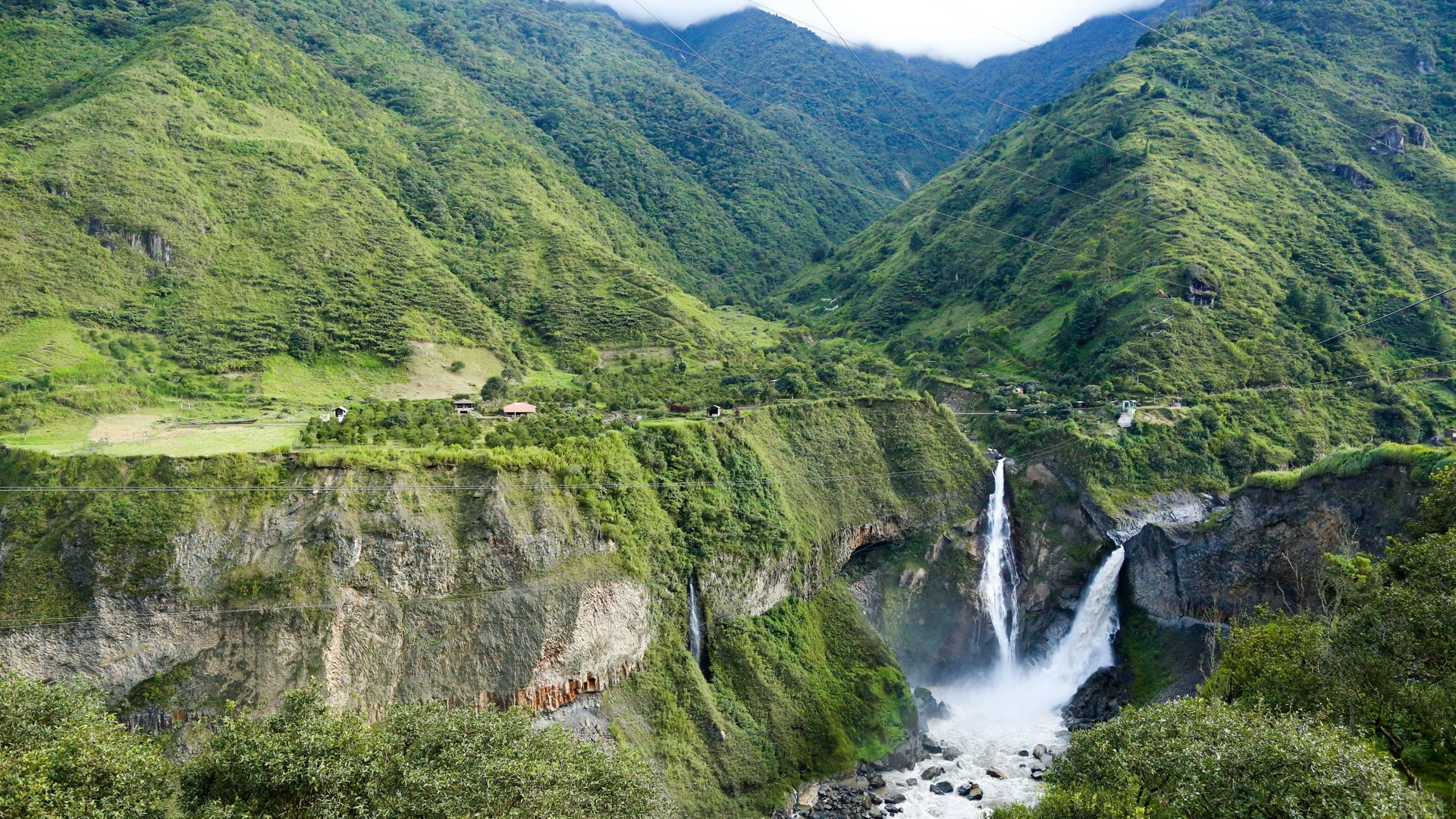 Cascada y montañas verdes en Baños de Agua Santa