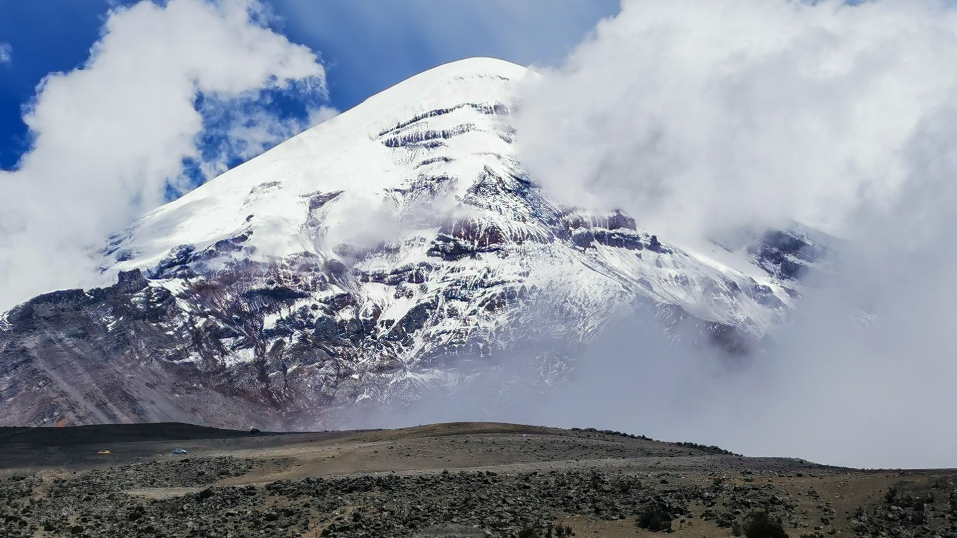 Nevado Chimborazo entre nubes sobre el paisaje andino