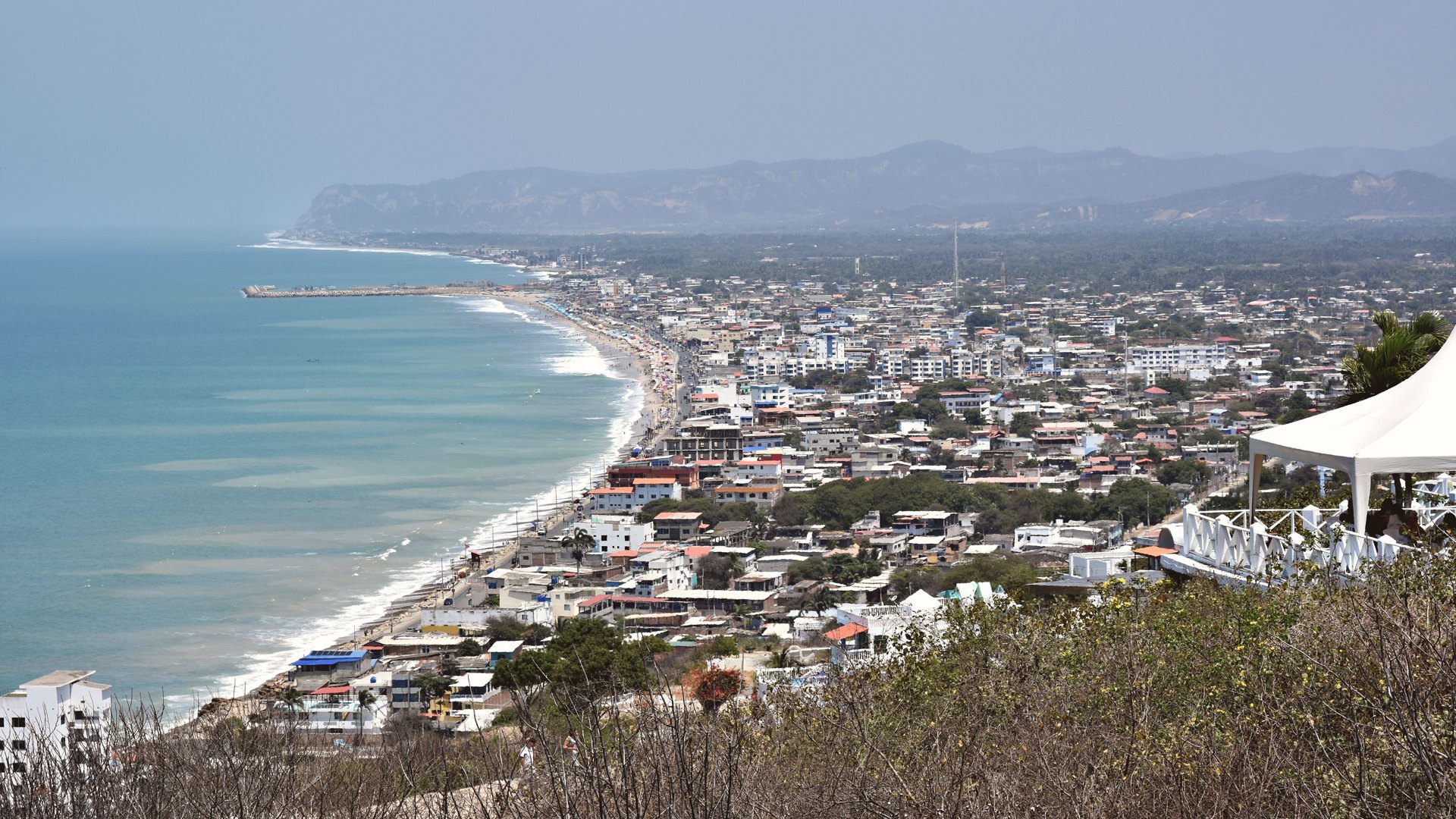 Vista de la playa y la población de Montañita junto al océano
