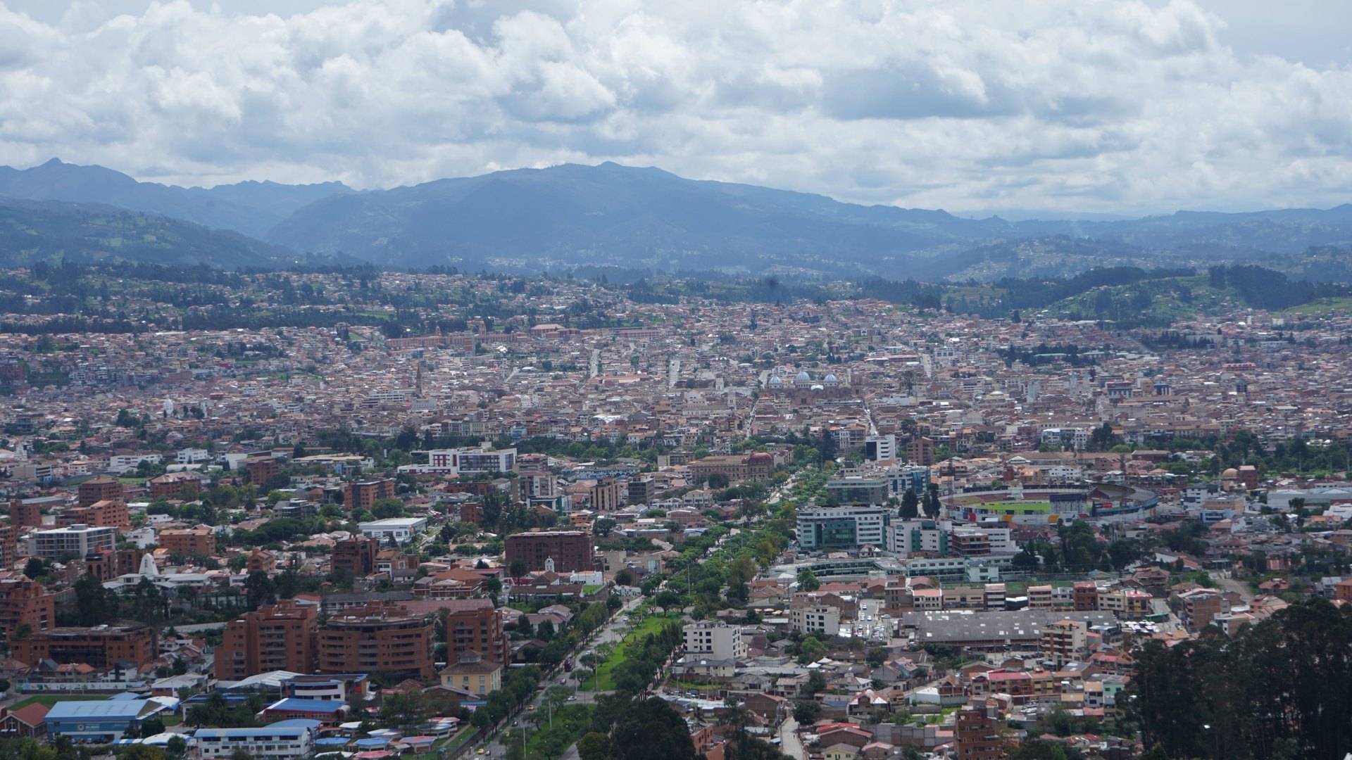 Vista panorámica de Cuenca, sus edificios y montañas
