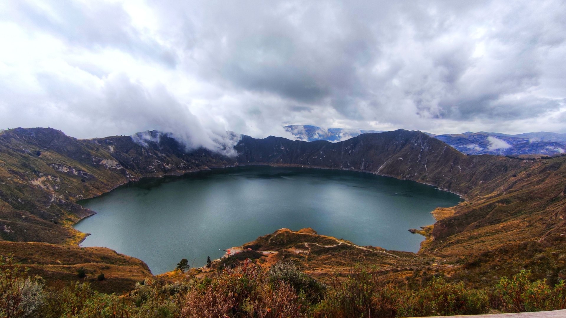 Panorámica de la laguna del Quilotoa rodeada por las montañas