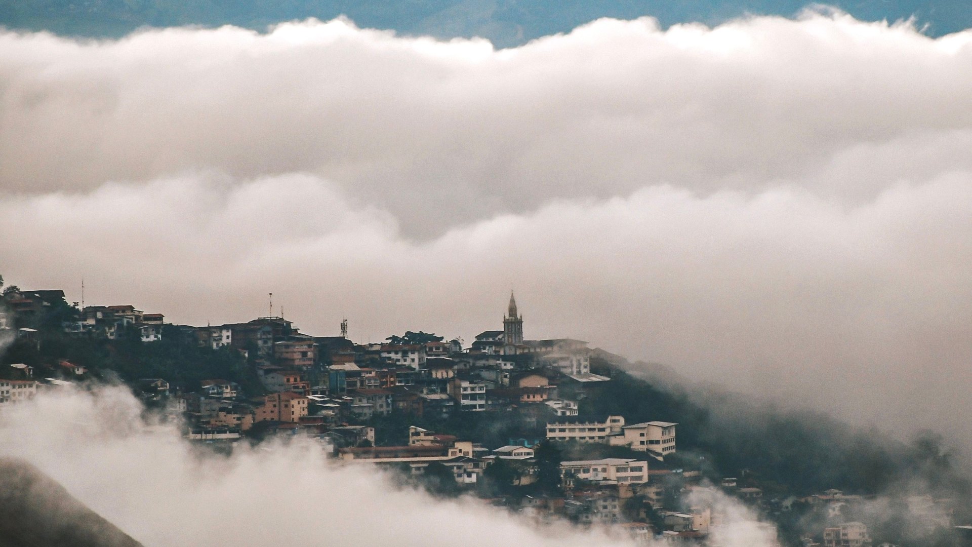Vista de Zaruma entre montañas y nubes