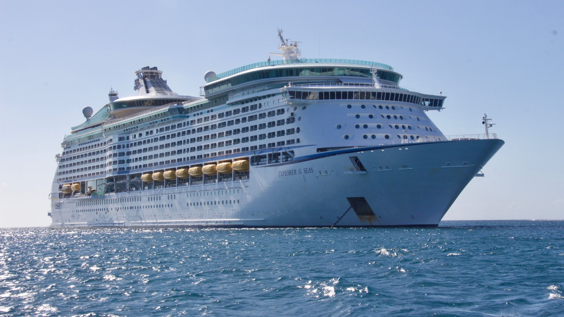 Crucero de pasajeros navegando en el mar