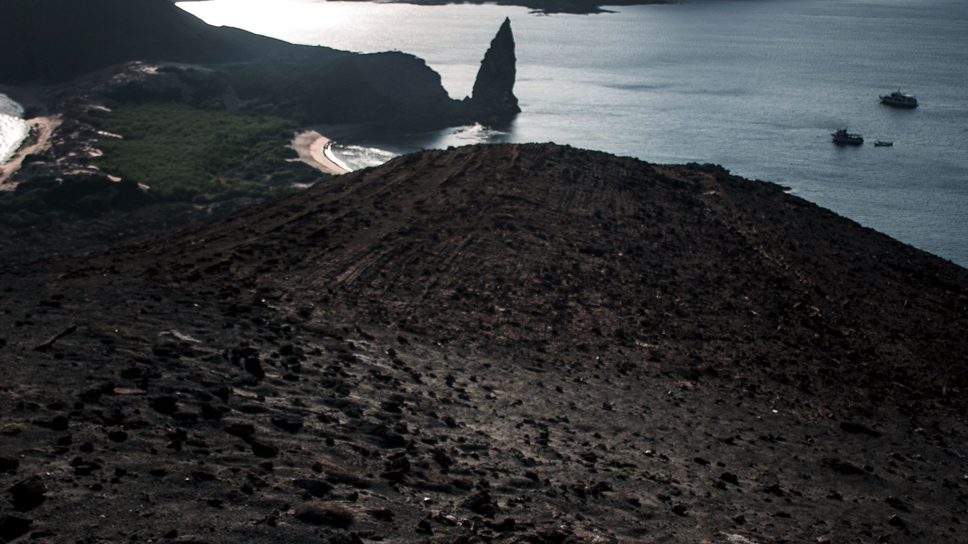 Paisaje volcánico y Roca Pináculo en las islas Galápagos
