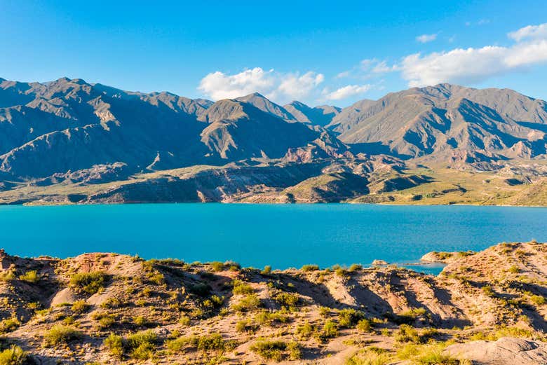 Embalse de Potrerillos en los Andes de Mendoza