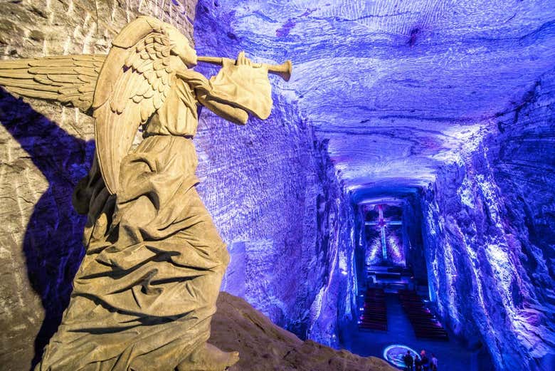 Interior iluminado de la Catedral de Sal de Zipaquirá