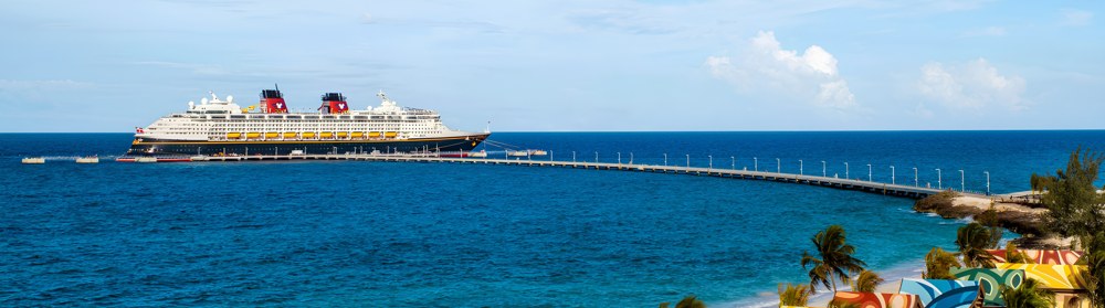 Crucero Disney frente a una isla de Bahamas