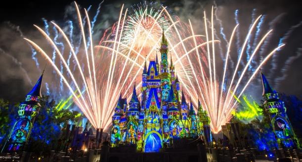 Castillo iluminado en un parque Disney