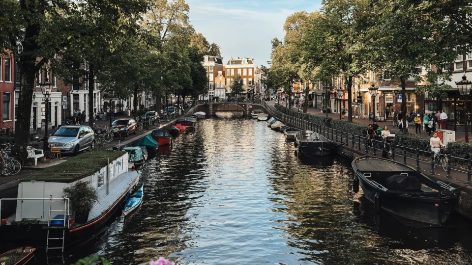 Canal de Ámsterdam con barcos y arquitectura tradicional