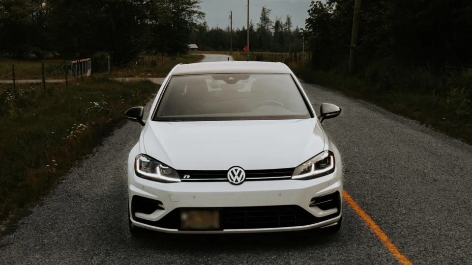 Automóvil compacto blanco estacionado en una carretera