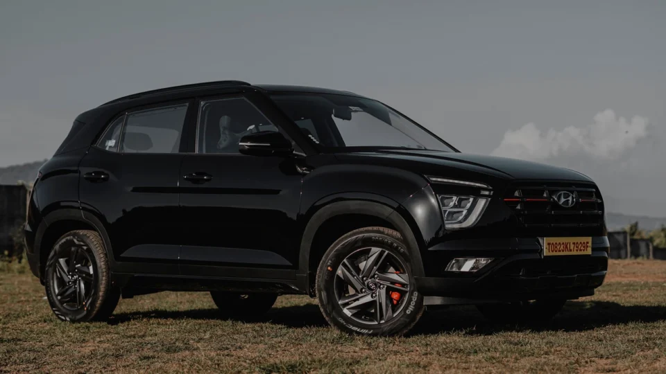 SUV negro estacionado al aire libre