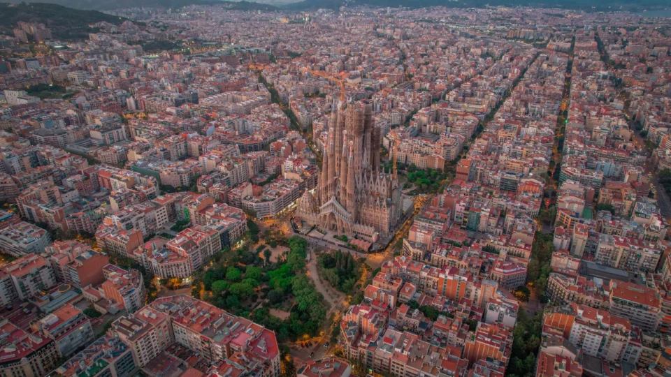 Vista aérea de Barcelona y la Sagrada Familia