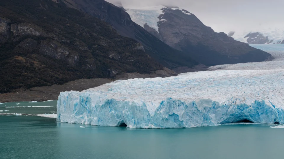 Glaciar Perito Moreno y sus aguas azules en la Patagonia argentina
