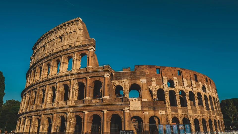 Arcos y fachada del Coliseo de Roma