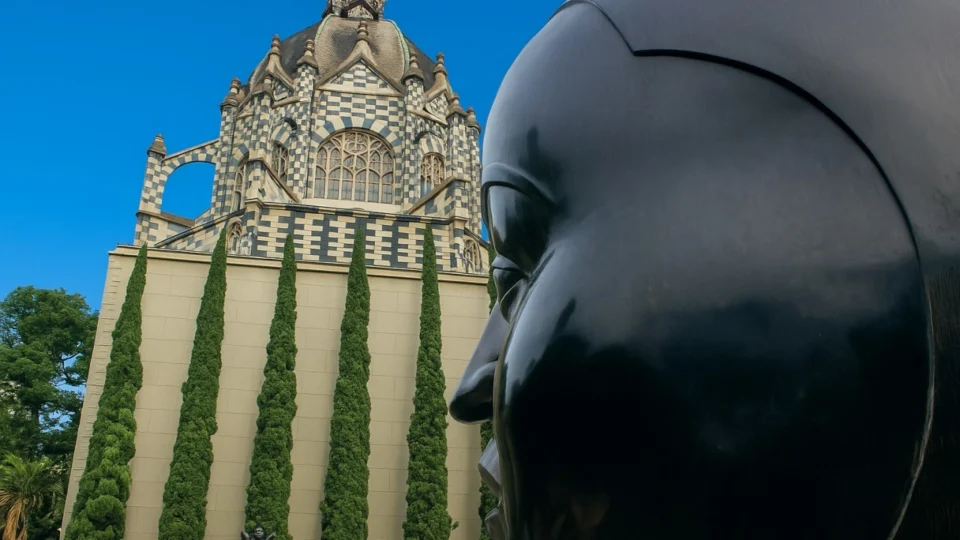 Escultura de Botero y Palacio de la Cultura en Medellín