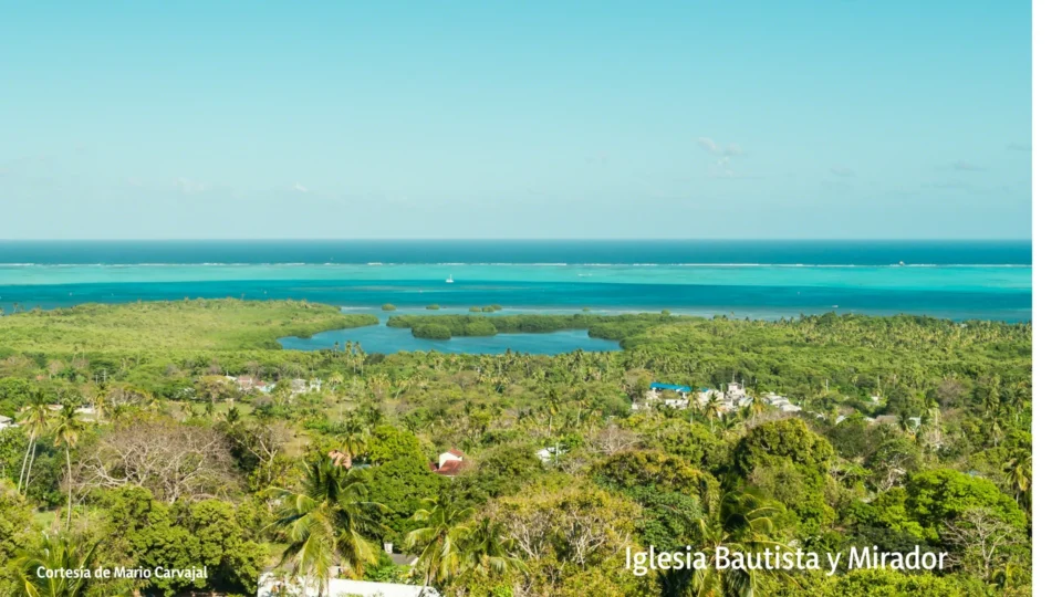 Paisaje de San Andrés y su mar desde el mirador de la Iglesia Bautista