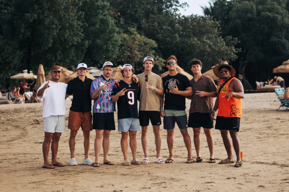 Grupo de jóvenes disfrutando juntos en la playa, imagen ilustrativa de viajes estudiantiles