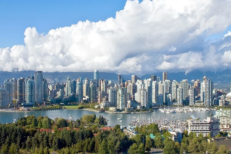 Edificios de Vancouver junto a la bahía y las montañas