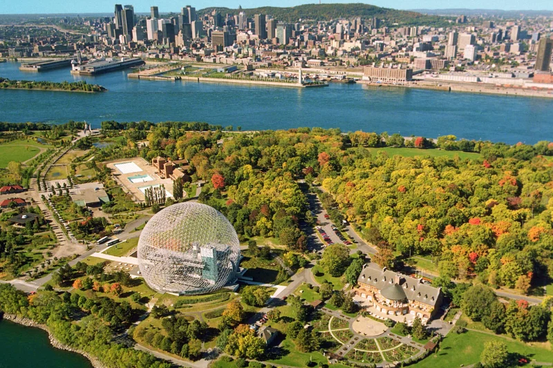 Biosfera, río San Lorenzo y edificios de Montreal vistos desde el aire
