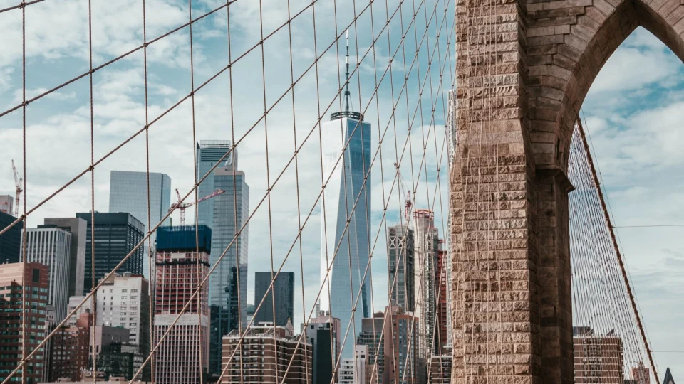 Puente de Brooklyn y edificios de Manhattan en Nueva York