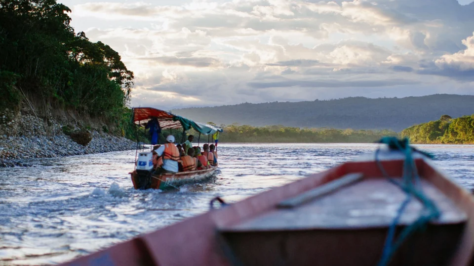 Paseo en embarcación por el río Napo en la Amazonía ecuatoriana