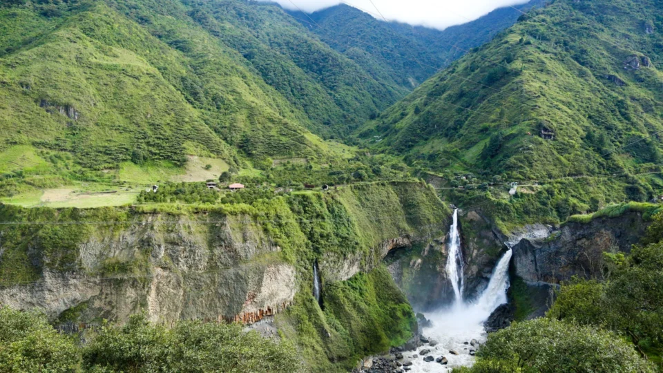 Cascada y montañas verdes en Baños de Agua Santa