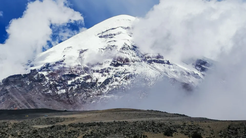 Nevado Chimborazo entre nubes sobre el paisaje andino