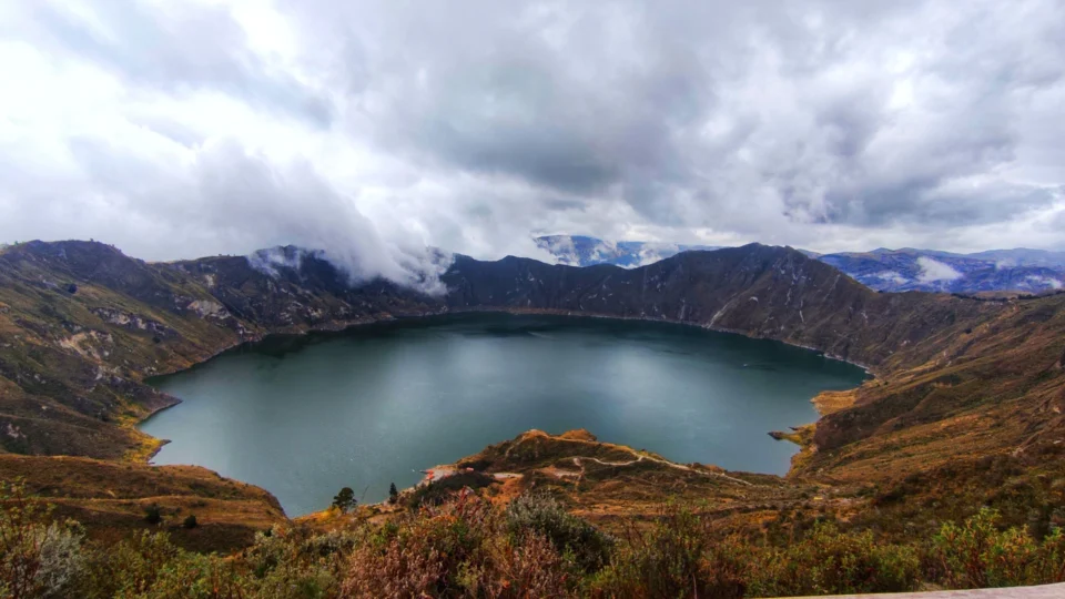 Panorámica de la laguna del Quilotoa rodeada por las montañas
