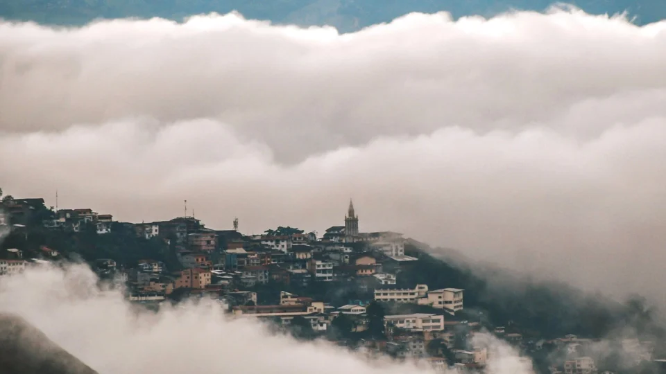 Vista de Zaruma entre montañas y nubes