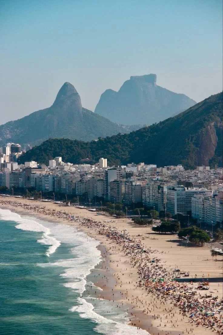 Playa y edificios de Copacabana en Río de Janeiro