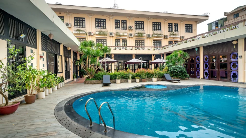 Piscina y patio de un hotel