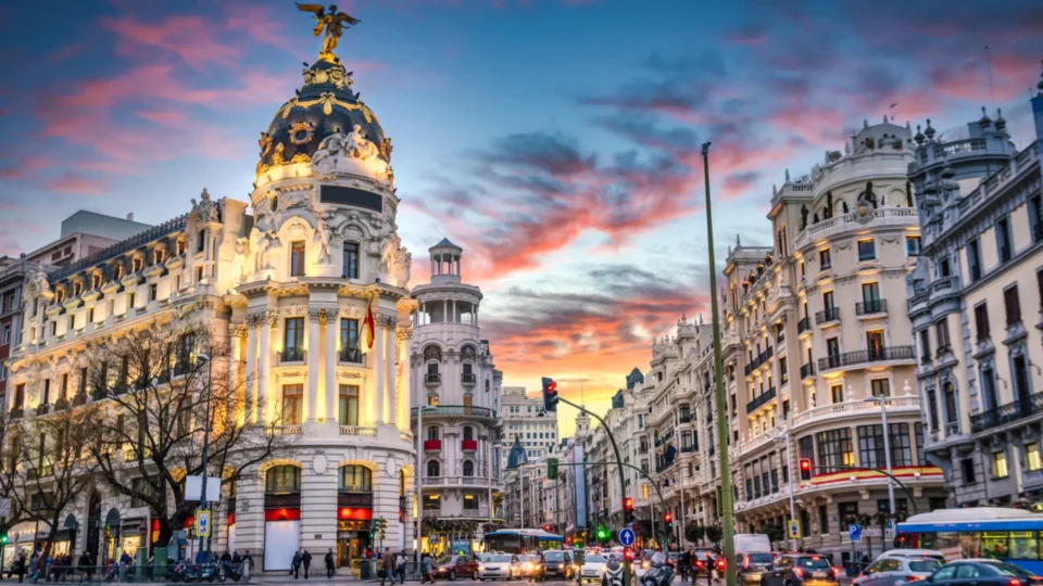 La Gran Vía de Madrid al atardecer